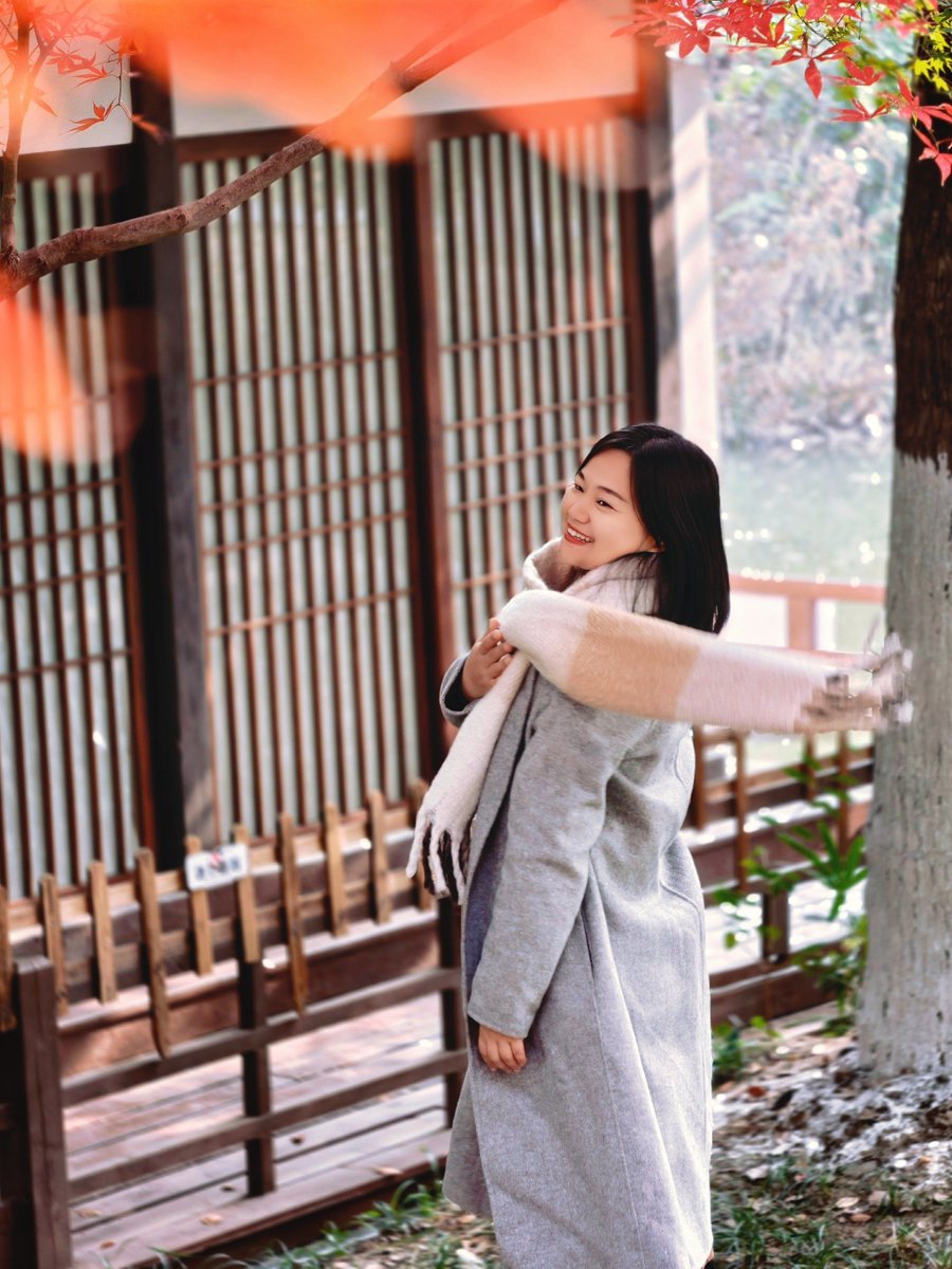 MeloDHeirs's tweet photo. Chilly autumn breeze + cozy sweater = perfect post-work vibe https://t.co/Vxf9LqdiZU