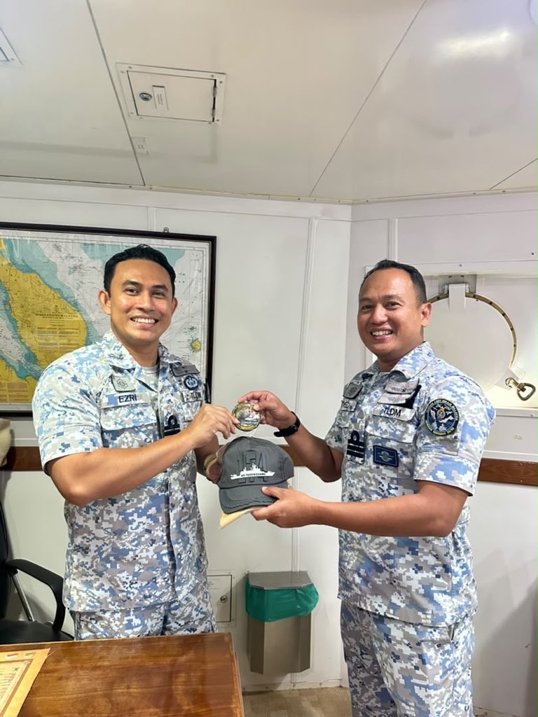 kd_terengganu's tweet photo. “Satu Semangat, Satu Kekuatan” ⚓🇲🇾

Kunjungan Hormat Pegawai Memerintah KD BADIK, KD SUNDANG dan KD RENCONG sempena Eks KERISMAS 29/26 mencerminkan jalinan erat dan semangat kebersamaan, di samping memperkukuh kerjasama dalam mendukung kelancaran dan kejayaan eksesais. https://t.co/QPzW1vxW9N