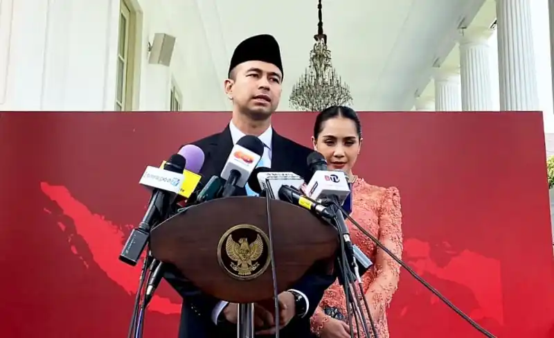 LambeSahamjja's tweet photo. raffi ahmad bantah tuduhan jadi makelar jabatan:
- katanya dia cuma jalanin tugas negara 
- bukan buat intervensi atau bagi-bagiin jabatan
- katanya kehadirannya di kabinet murni pengabdian atas amanah dari prabowo
- katanya "saya ini hanya menjalankan tugas saja, dan saya kan sudah ada masa jabatannya"
- katanya dia berusaha sebaik-baiknya jaga amanah itu
- katanya "saat ada orang yang jahat atau memfitnah, kalau hal itu tidak benar, sebelum mereka minta maaf pun saya sudah memaafkan mereka duluan"