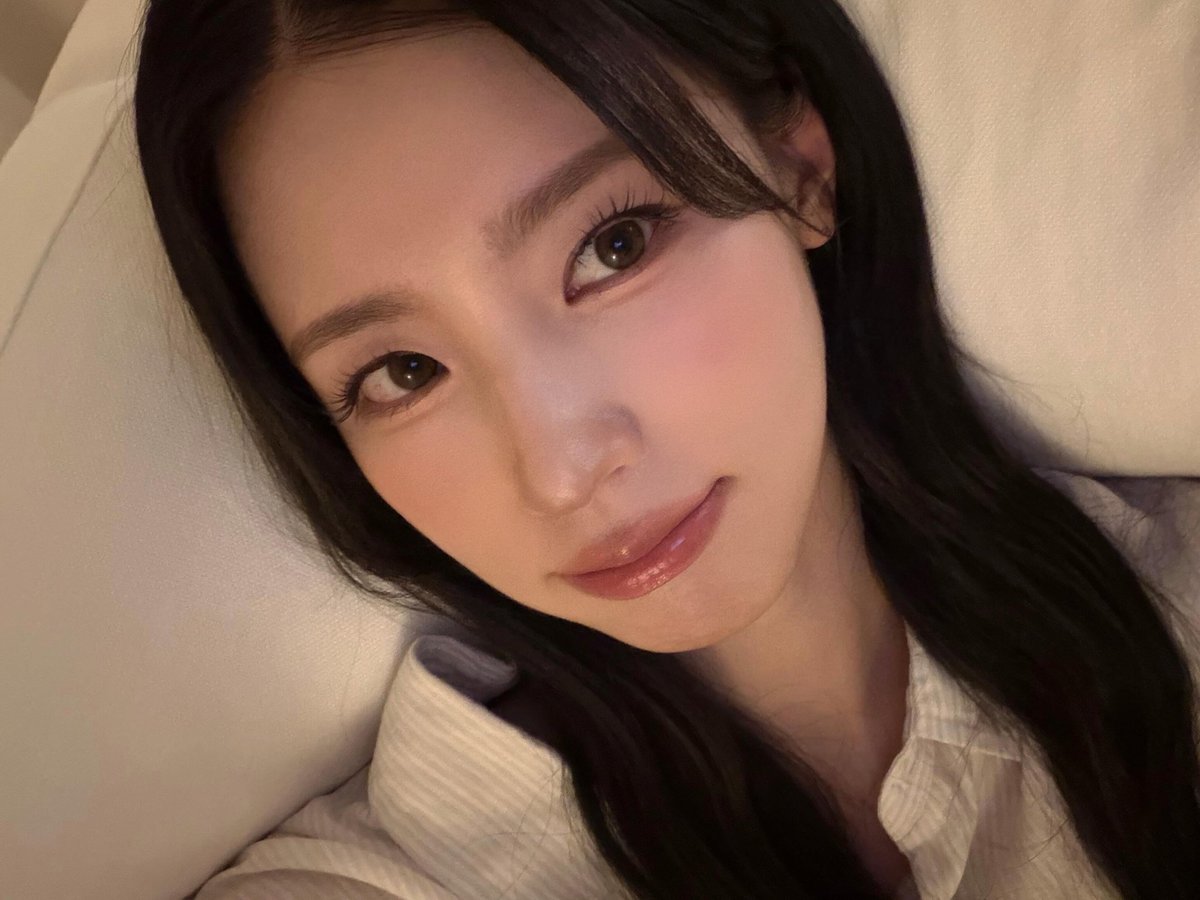 yejjo_'s tweet photo. 셔츠에 바지는잠옷입고 여자가미쳣넼ㅋㅋ https://t.co/1IKxeKH4yY
