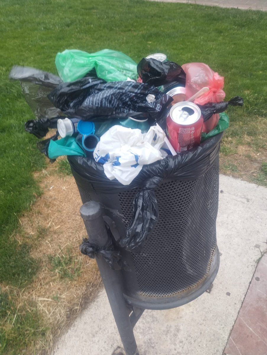 mareouencopp's tweet photo. Yo no sé vosotros, pero yo ya voy notando el refuerzo de limpieza de los 36.000000 peones del @AytoLeganes. Lo noto como ausente... Y eso que #Leganés está más vacío que la cabeza de Feijóo, todo un éxito de convocatoria para las #Fiestas #Butarque26 #SoyFelizVivoEnLeganés https://t.co/UzEaTkAFGK