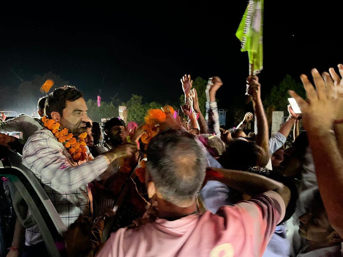 hanumanbeniwal's tweet photo. कल रात्रि में नागौर से चूरू जिले के सरदारशहर क्षेत्र में स्थित डालमाण गांव जाते ���मय छापर बाईपास,आबसर गांव व पड़ीहारा टोल प्लाजा  पर स्थानीय नागरिकों व पार्टी परिवार के सदस्यों ने स्वागत किया | https://t.co/T3yq8i8CNV