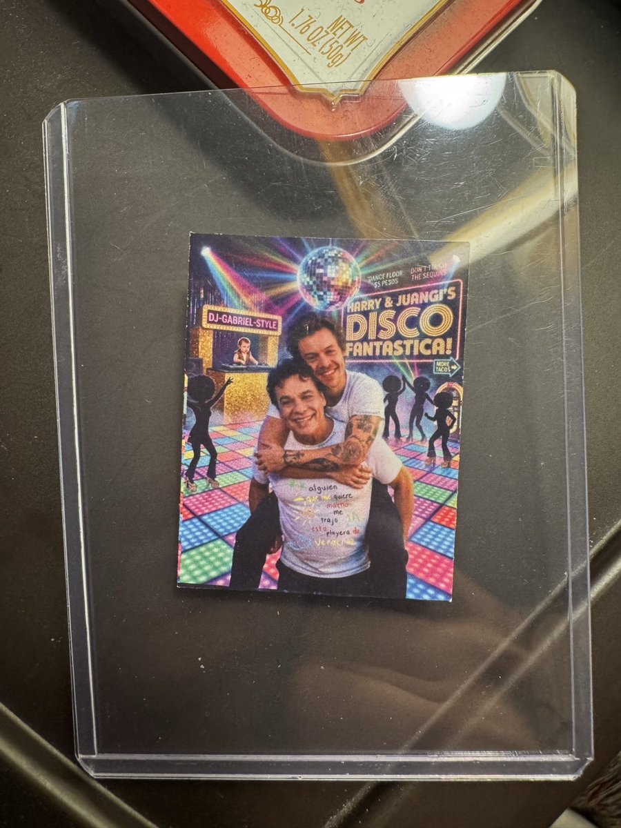llbrendax's tweet photo. 4EVER treasuring this freebie I got from a little girl @ the concert <33 https://t.co/AXdiygN53D