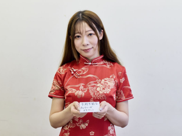 kuchikomi__chan's tweet photo. 【天才すぎ】いま話題のピン芸人"いぜん"の経歴がバグってる🤯 

▶︎中国・北京出身、あだ名は学覇(学習の覇王)
▶︎高校入試で国語・物理ほぼ満点、北京市で1位 
▶︎来日わずか3か月で日本語試験の最難関「N1」合格 
▶︎東大大学院(核融合研究)を一般入試で突破し修了 
▶︎しかも2026年から大手企業に就職、会社員×芸人

毒舌のいぜん構文がバズり、フォロワー半年で20倍。 

でしかもお笑い芸人なのに色気がすごい…！！
#いぜん #お笑い向上委員会