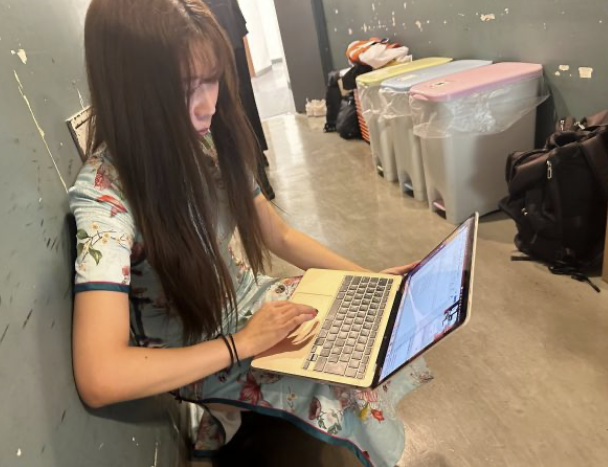 kuchikomi__chan's tweet photo. 【天才すぎ】いま話題のピン芸人"いぜん"の経歴がバグってる🤯 

▶︎中国・北京出身、あだ名は学覇(学習の覇王)
▶︎高校入試で国語・物理ほぼ満点、北京市で1位 
▶︎来日わずか3か月で日本語試験の最難関「N1」合格 
▶︎東大大学院(核融合研究)を一般入試で突破し修了 
▶︎しかも2026年から大手企業に就職、会社員×芸人

毒舌のいぜん構文がバズり、フォロワー半年で20倍。 

でしかもお笑い芸人なのに色気がすごい…！！
#いぜん #お笑い向上委員会