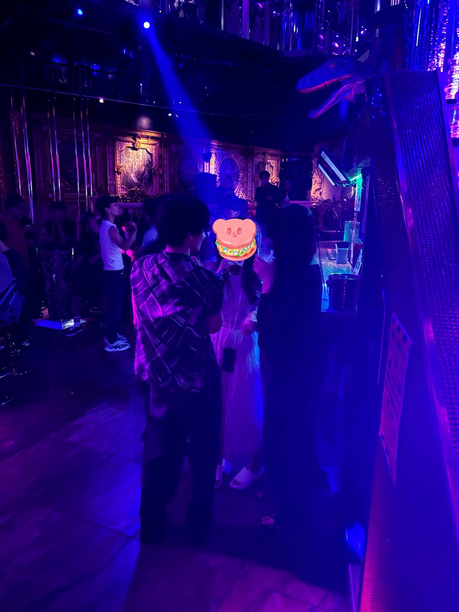 _reno_vation_'s tweet photo. 清楚系美人すぎてクラブで秒でナンパされるオカ��(俺)
VS
顔が一軍すぎてクラブで全くナンパされない女
のほこたてコンビ２人でフロア歩いてたら秒でナンパされたのでこの対決は俺の圧勝でした😂 https://t.co/e2COKCsjeN
