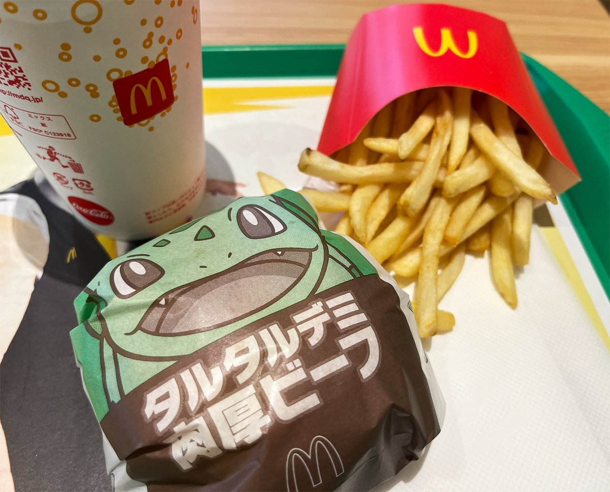 kyo4693's tweet photo. ちょいちょい通ってマックのポケモン30周年バーガー全部制覇しました！
どれも美味しかったけど、やっぱりビーフのが一番好きだった！！
包装も可愛くて良いコラボだった🍔✨️

最近噂のサムライマックのソース抜きも気になるので近い内に食べたい…
 #ちえったー https://t.co/OZYxgPfkRi