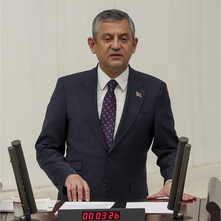 yenihaber_'s tweet photo. Özgür Özel, TBMM Genel Kurul'da konuşuyor: (Çerçeve yasa hk.)

"Siyasi iktidar bu süreci maalesef büyük bir özensizlikle yürütmüştür. Meseleyi toplumsal müzakereden çıkarıp ikili görüşmelerle gerçekleştirmiştir.

Komisyon'da söz alan, soru soran milletvekillerinin üzerine yürümeye kadar bu iş götürülmüştür.

Bu teklife 'hayır' deme hakkı kimdedir diye sokakta vatandaşlara sorarsanız şüphesiz 'YENİ Parti' diyeceklerdir.

Günlerdir eleştiri alan bizleriz. Ama yarın bu ülkeyi yönetecek olan da bizleriz."