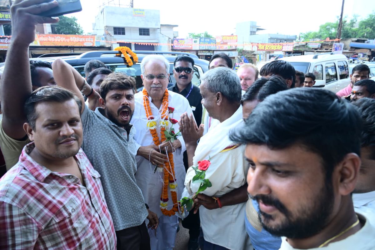 bhupeshbaghel's tweet photo. आज अभनपुर आगमन पर कांग्रेस के साथियों द्वारा आत्मीय स्वागत हेतु आभार। 

आप सभी का प्यार और आशीर्वाद यूंही बना रहे। https://t.co/4KVLwnc0Tt
