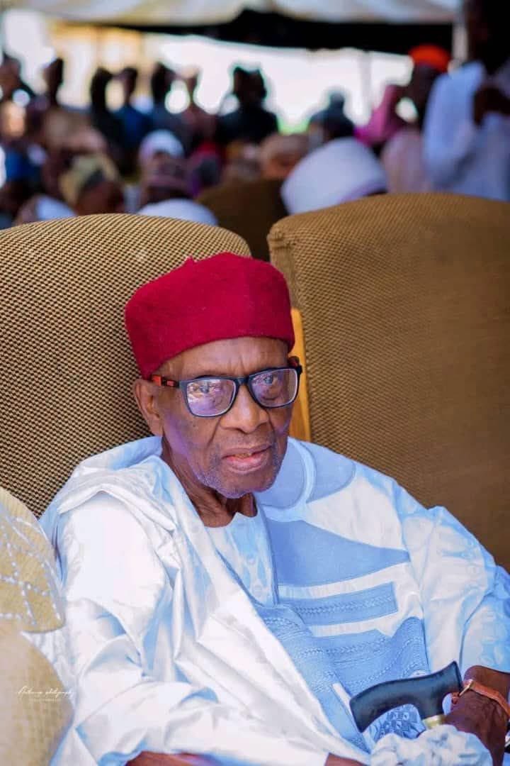 InsideIlorin_NG's tweet photo. Inna lillahi wa inna ilayhi raji’un 😭😭

With heavy hearts, we announce the passing of Khalifatul Sheikh Ta’aju-l-Adabiy, who answered the eternal call of Almighty Allah this morning.

May Allah forgive his shortcomings, grant him Al-Jannatul Firdaus, and give his family, students, and loved ones the strength to bear this great loss. Ameen. 🤲

The Janazah prayer is scheduled for 4:00 PM today at his family house in Masingba, Okekere Area, Ilorin.