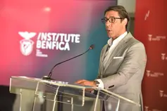 Burlesconi's tweet photo. Um tipo q ñ consegue contratar 1 central qualificado em 2 meses, seja p incompetência ou p falta de €€, ñ pode manter-se à frente do clube. Se for por incompetência, está justificado. P falta de liquidez, justificado está, pois qdo assumiu, a situação financeira era invejável. https://t.co/O1PZ709Rcj