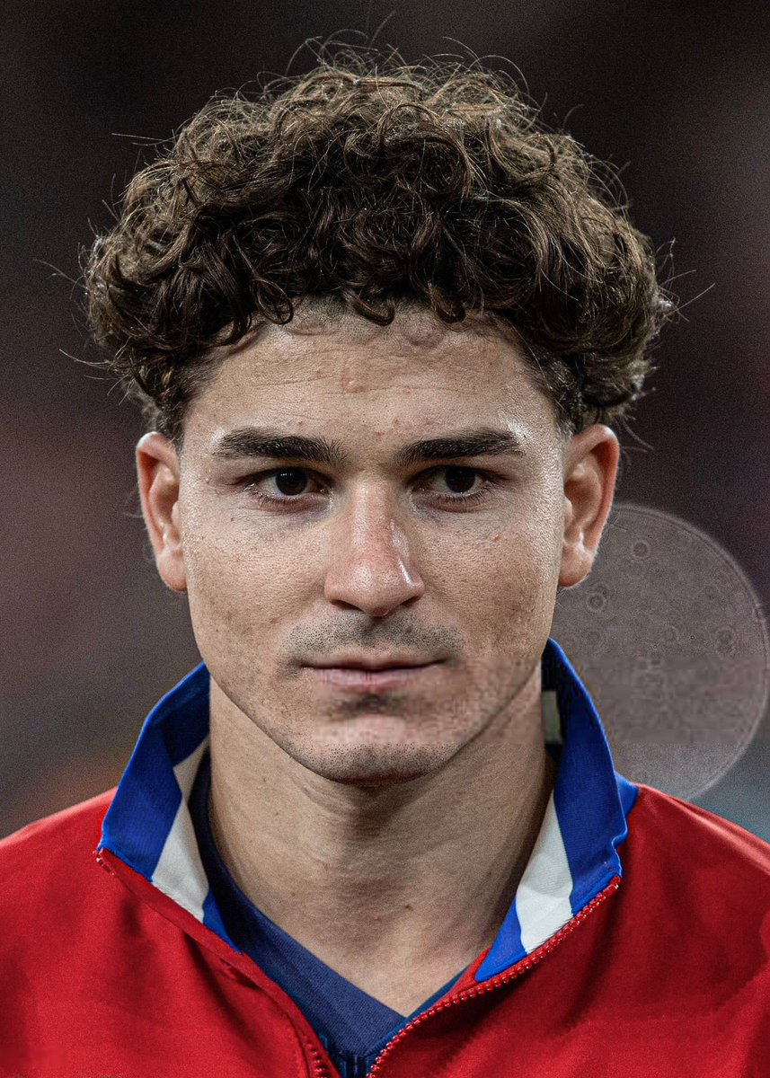 atletiuniverse's tweet photo. 🚨🇦🇷 JUST IN: Within Atlético Madrid, there is confidence that the situation regarding Julián Alvarez can gradually return to normal.

Both the coaching staff and the dressing room are ready to welcome Julián with open arms, knowing that the best versions of both him and Cuti Romero would significantly increase Atlético’s chances of competing for trophies.

With Cuti Romero also potentially arriving, he could help normalize Julián’s situation and act as an “unexpected peacemaker,” given the very close relationship between the two.

@marca
