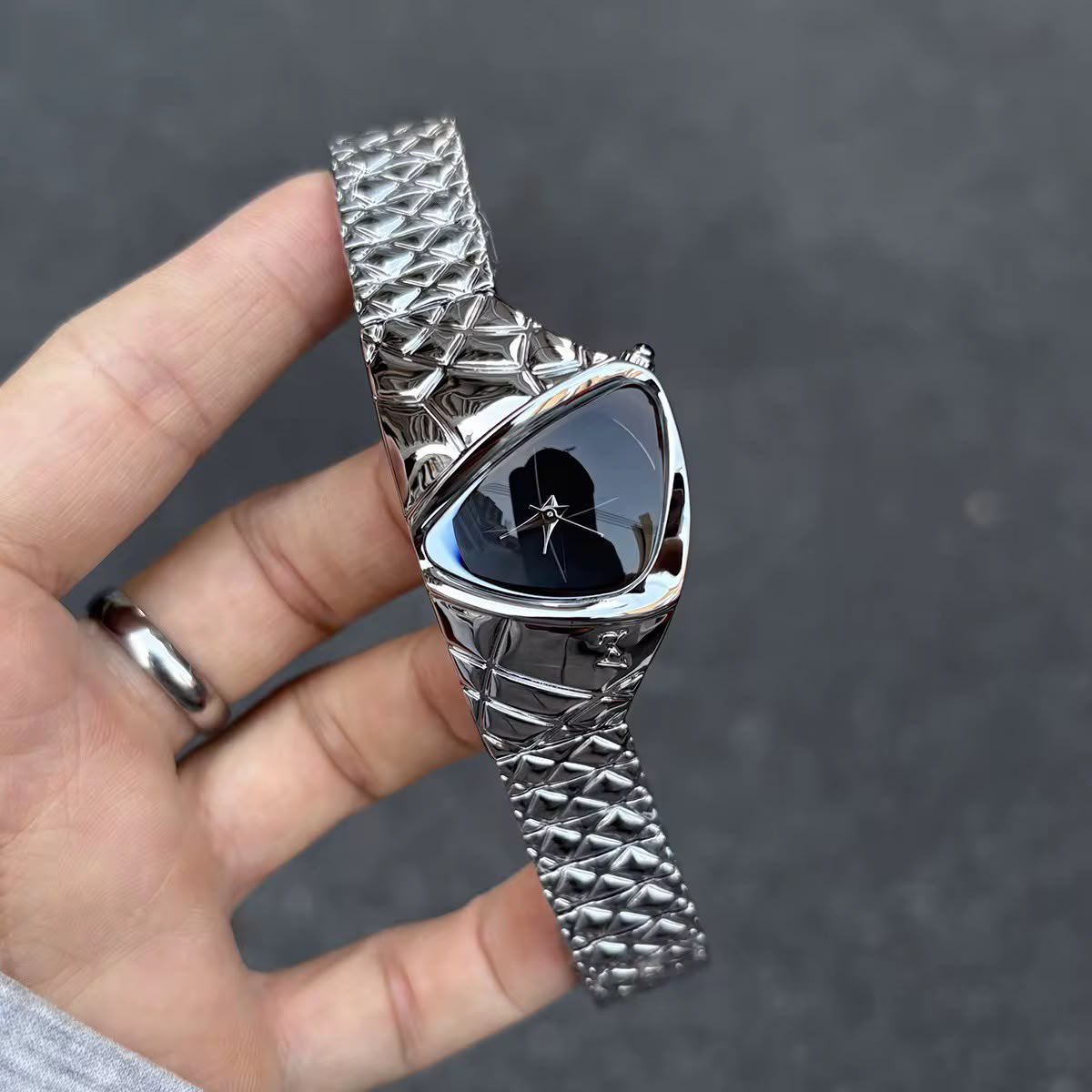 MTJ_MAMA's tweet photo. New New🤩
This screams EXTRAORDINARY!
Also available in red dial
Comes well packaged in a box

Click the link in bio to shop😊 https://t.co/wcbD8GWShm