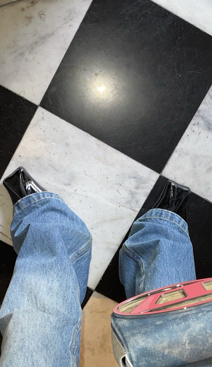 r0miy0mi's tweet photo. 새우 알러지 생겻나봄 
눈깔 간지럽더니 퉁퉁 부엇고  ,  그리고
트레저 지훈님 사랑해요 ! ♡ https://t.co/wHvYMU8yH4