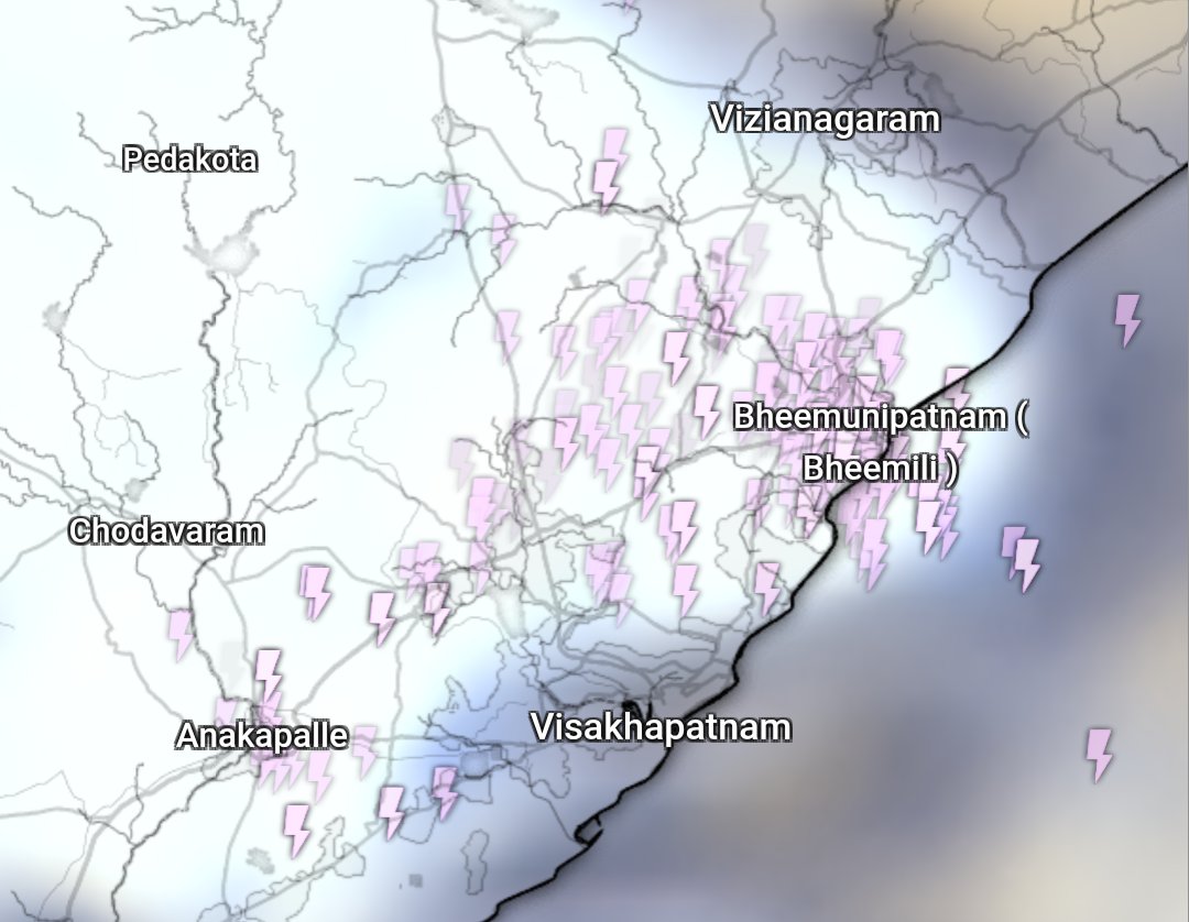 praneethweather's tweet photo. As informed, #Vizag city can see Moderate spell of rains with areas like Bheemil, Madhurawada and also Core city areas like Seethammadhara, Jagadamba placed under good spell of rains.

One more spell approaching from Anakapalle side will also impact the city during next 1 hour. https://t.co/biZqKGxPAs