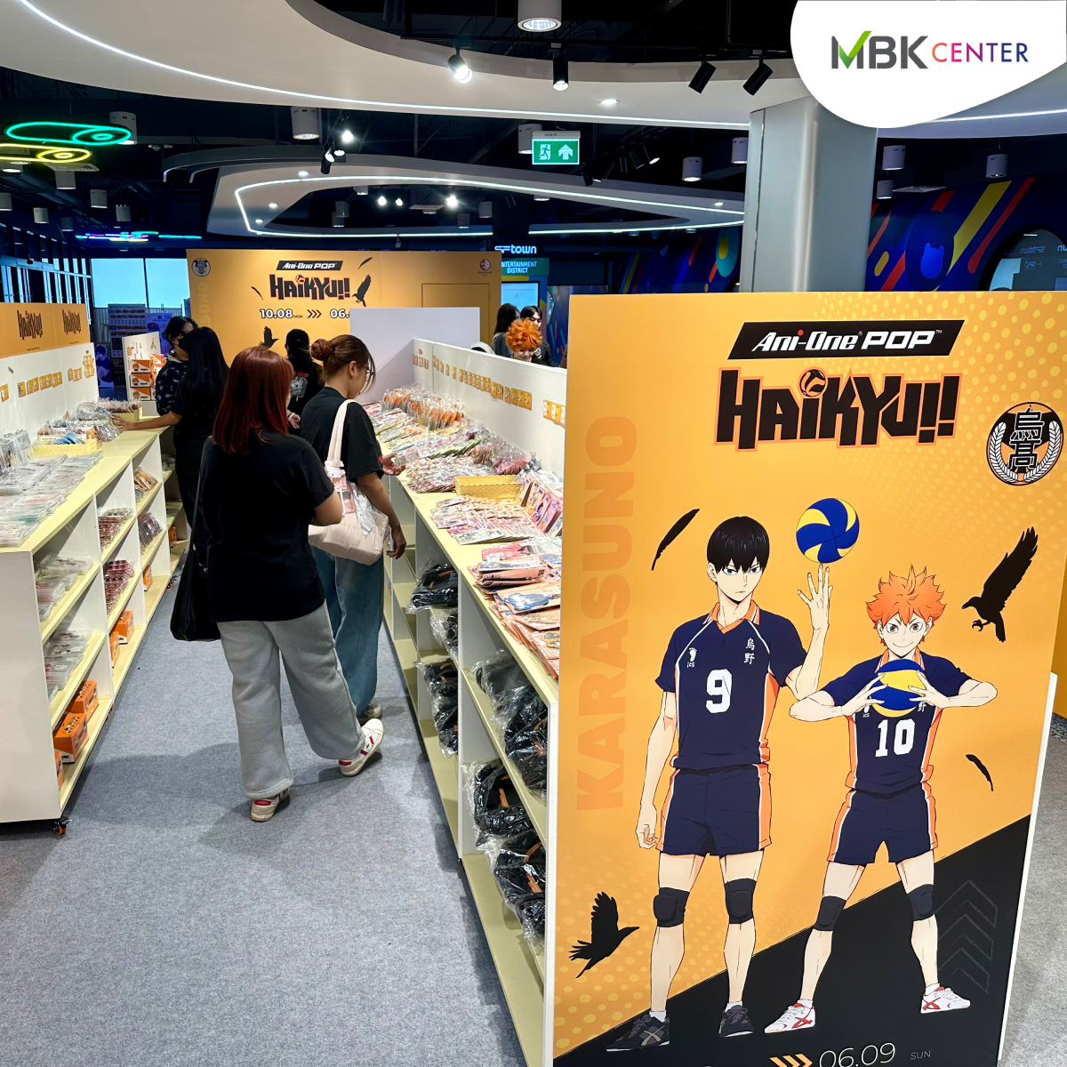 kadokawa_amarin's tweet photo. "บินไปให้สุด!” บูธ Ani-One POP | HAIKYU!! เปิดอย่างเป็นทางการแล้วที่ MBK ชั้น 7 Zone A!
 
- ซื้อครบ 1,000 บาท ลดเลย 10% (ยกเว้นการ์ดสะสม)
- ซื้อครบ 500 บาท รับสติกเกอร์ไปสะสม (ยกเว้นการ์ดสะสม)

10 ส.ค. 2026 - 6 ก.ย. 2026
📌พิกัด: MBK ชั้น 7 Zone A