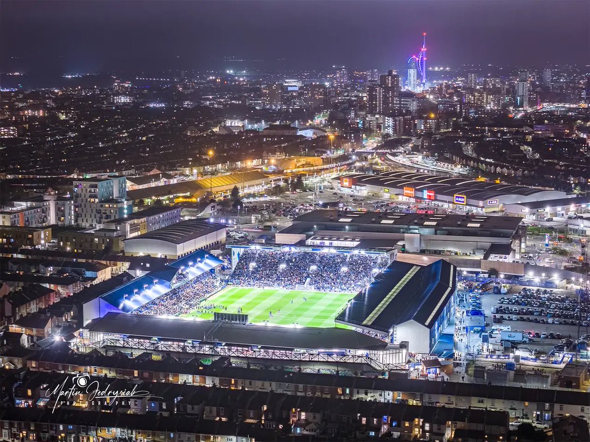 j_pfc2's tweet photo. Yeah I know what I’d prefer 🤷‍♂️ 

#pompey #whu https://t.co/Gr9JKXbfzp