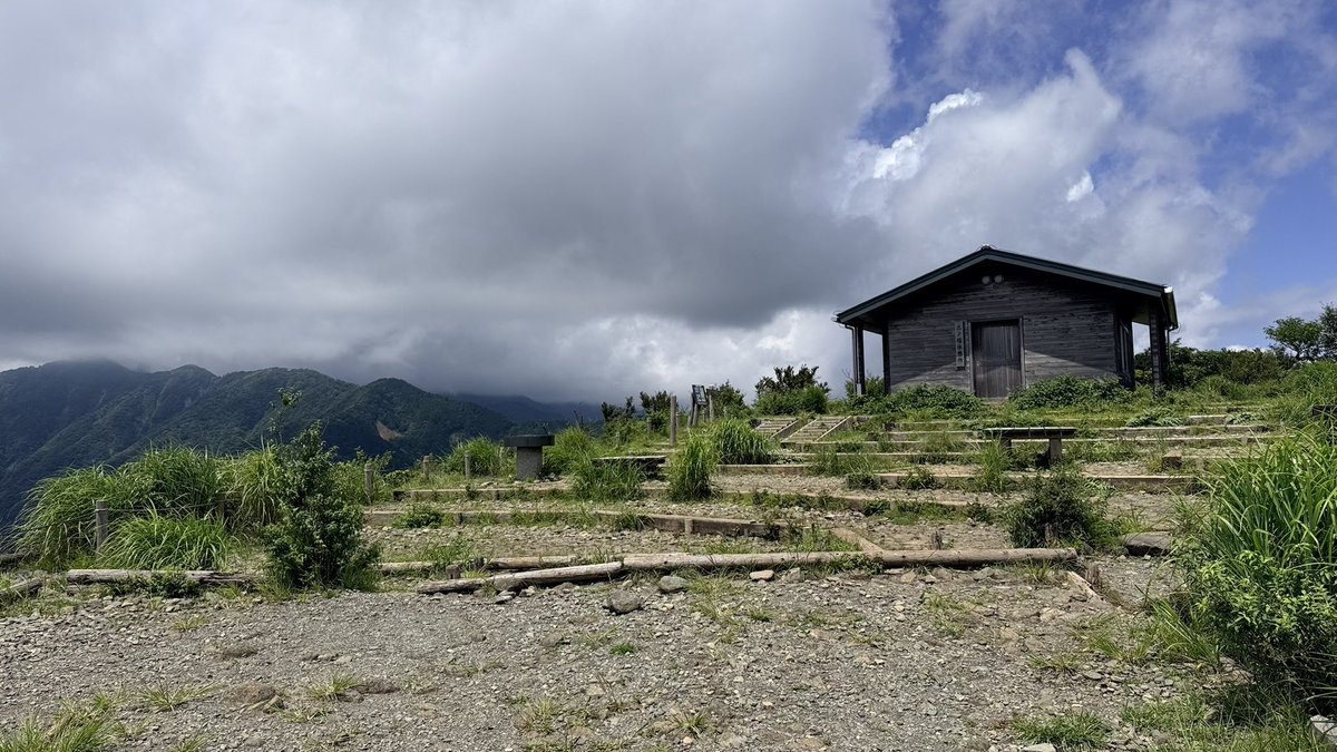 hiro_fd's tweet photo. 遠征するつもりが全く起きれず…諦めたところで表尾根から塔ノ岳登ることに。

皆、遠く行ってるのかお仕事なのかガラガラでした。

三ノ塔くらいまで暑かったけど、あとはガスって涼しめに〜と言っても滝汗😇

冷やしヌードルは水の冷たさ足りなかったのかイマイチでした… https://t.co/2cMQ4qzed4