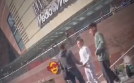 M_Sosnowska_'s tweet photo. SKANDAL ‼️Kompromitacja zarządzanej przez Kierwińskiego Policji oraz władz miasta stołecznego Warszawy.

Imigrant, który 11 czerwca napadł na 20-letniego Polaka w pobliżu Złotych Tarasów w Warszawie nadal nie został zatrzymany.
Do tej pory policja nie ustaliła jego tożsamości oraz miejsca pobytu, chociaż internauci dokonali tego w ciągu kilku dni od opublikowania filmiku z tego zdarzenia w sieci.

Wszyscy dobrze pamiętamy jak starsza Pani napisała negatywny komentarz o Owsiaku - służby wjechały do jej mieszkania o 6 rano w bardzo krótkim czasie od publikacji.

Dlaczego w tej konkretnej sprawie policji, która z taką sumiennością aresztowała starszą Panią za błahy komentarz w internecie, brakuje determinacji? Przecież takie zdarzenia powinny być zduszone w zarodku, a sprawcy natychmiast deportowani, najlepiej z całą rodziną.
