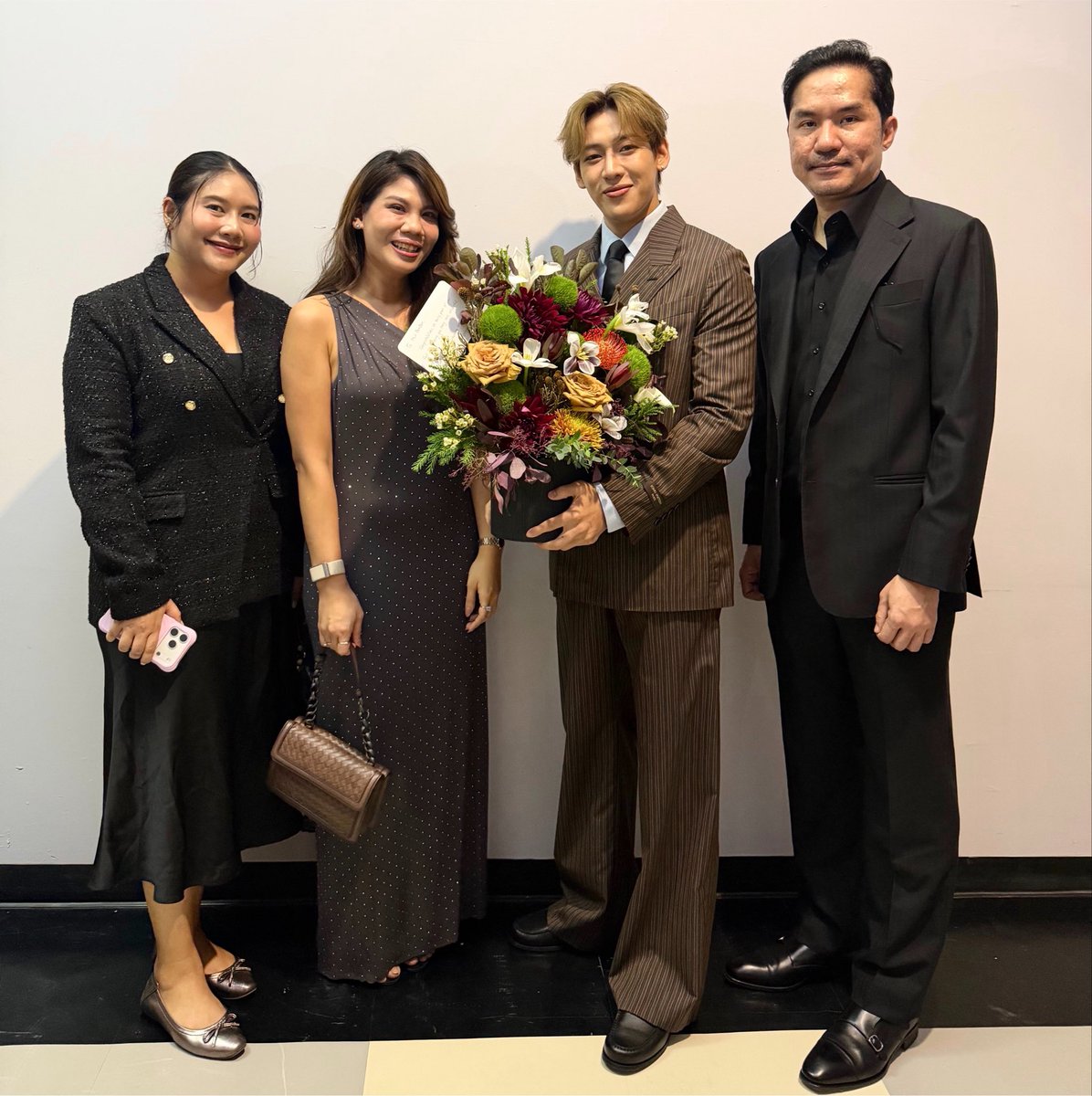 bilchelor's tweet photo. ทีม @SRICHAND1948 มาร่วมแสดงความยินดีกับ @BamBam1A  กับผลงานใหม่ #คำสารภาพของหมอผี ครับ

รอดูเลยครับผม 🎬🎥🍿 https://t.co/2jDbooAKWx