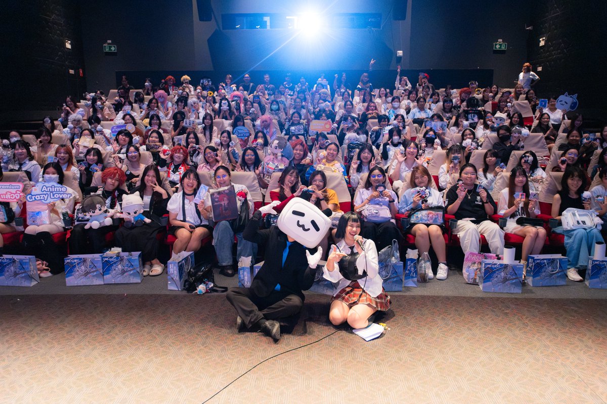 bilibilith's tweet photo. 🎬 ความทรงจำจากวันนั้น…กลับมาแล้ว! 💙

ยังจำเสียงหัวเราะ เสียงกรี๊ด และช่วงที่ทุกคนพูดพร้อมกันว่า
“ไม่สนอดีต ไม่ถามถึงอนาคต” ได้ไหม? 🥹✨

นี่คือภาพบรรยากาศชุดแรกจากงาน
LINK CLICK Season 3 Part 1 Premiere Screening

ขอบคุณทุกคนที่มาร่วมสร้างวันพิเศษนี้ด้วยกันนะ 💙
ตั้งแต่คอสเพลย์สุดจัดเต็ม การถ่ายรูปรวม ไปจนถึงโมเมนต์ในโรงภาพยนตร์ ทุกภาพเต็มไปด้วยความสุขจริง ๆ ✨

📸 ใครเจอตัวเองในรูป รีบเมนต์บอกหน่อย!
💙 ใครมีภาพหรือคลิปจากวันงาน มาแชร์ใต้โพสต์ได้เลย
🔁 อย่าลืมแชร์โพสต์นี้แล้วแท็กเพื่อนที่ไปงานด้วยกันนะ~

ทีมงานแอบบอกว่า…นี่เป็นแค่ “ภาพชุดแรก” เท่านั้น 👀
ยังมีรูปและคลิปความประทับใจอีกเพียบ รอติดตามได้เลย!

#bilibilith #LINKCLICKS3PremiereTH #LINKCLICKSS3 #LinkClick #ข้ามเวลาพิชิตภารกิจ #MadeByBilibili