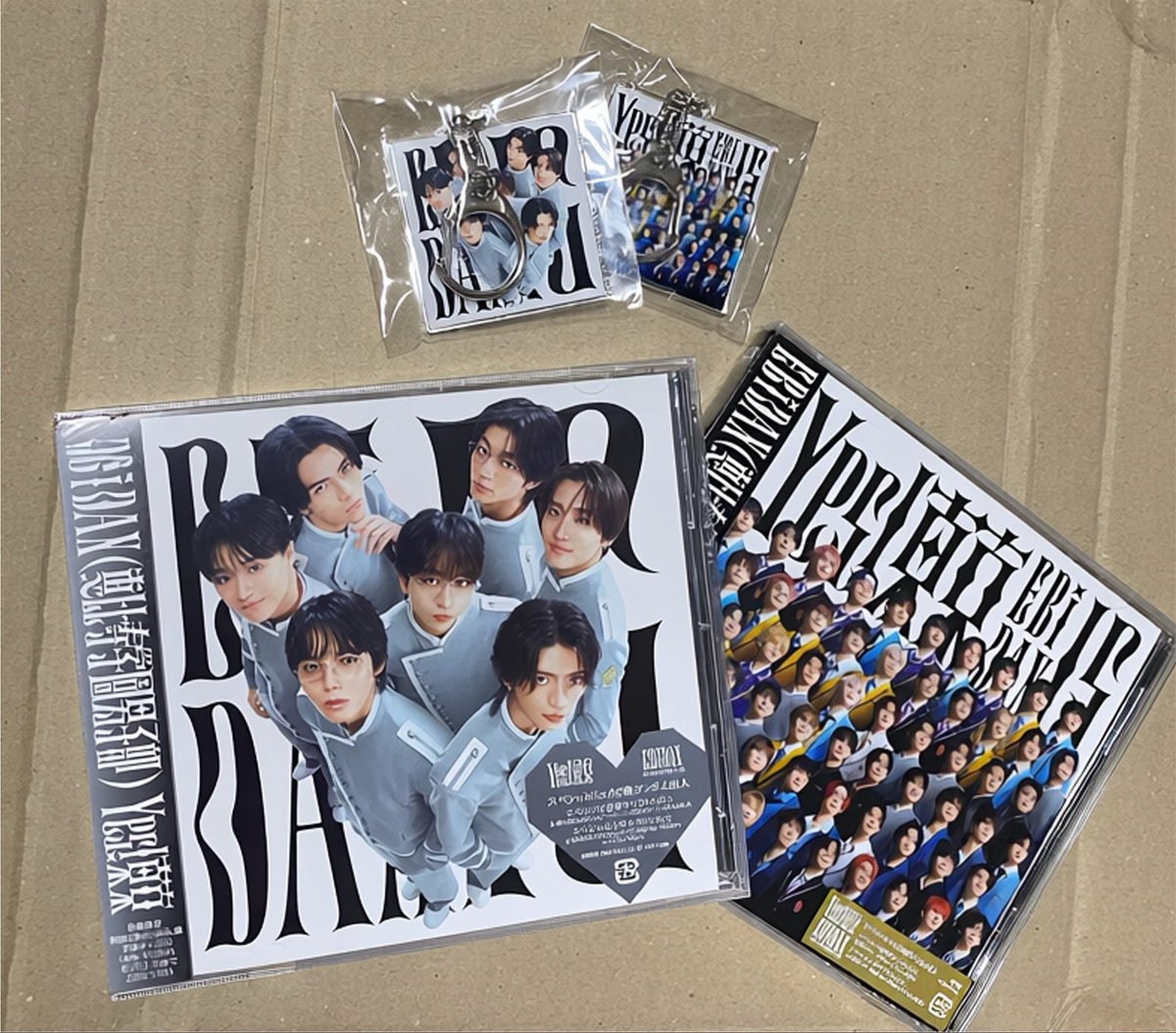 Minonnn07's tweet photo. ジャケ写のアクキーが欲しくてセブンネットにしました🫶
（ダンボールの上でセンス皆無） https://t.co/NwiV36theM