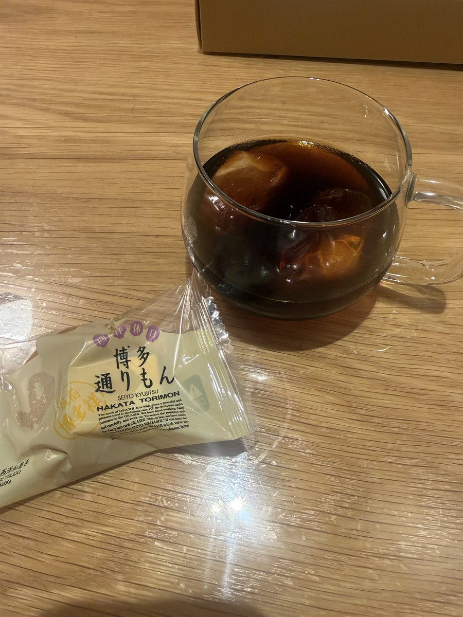 KAQMEI's tweet photo. 通りもんは珈琲にも合うっちゃんねぇ https://t.co/7X2hMl0EuO