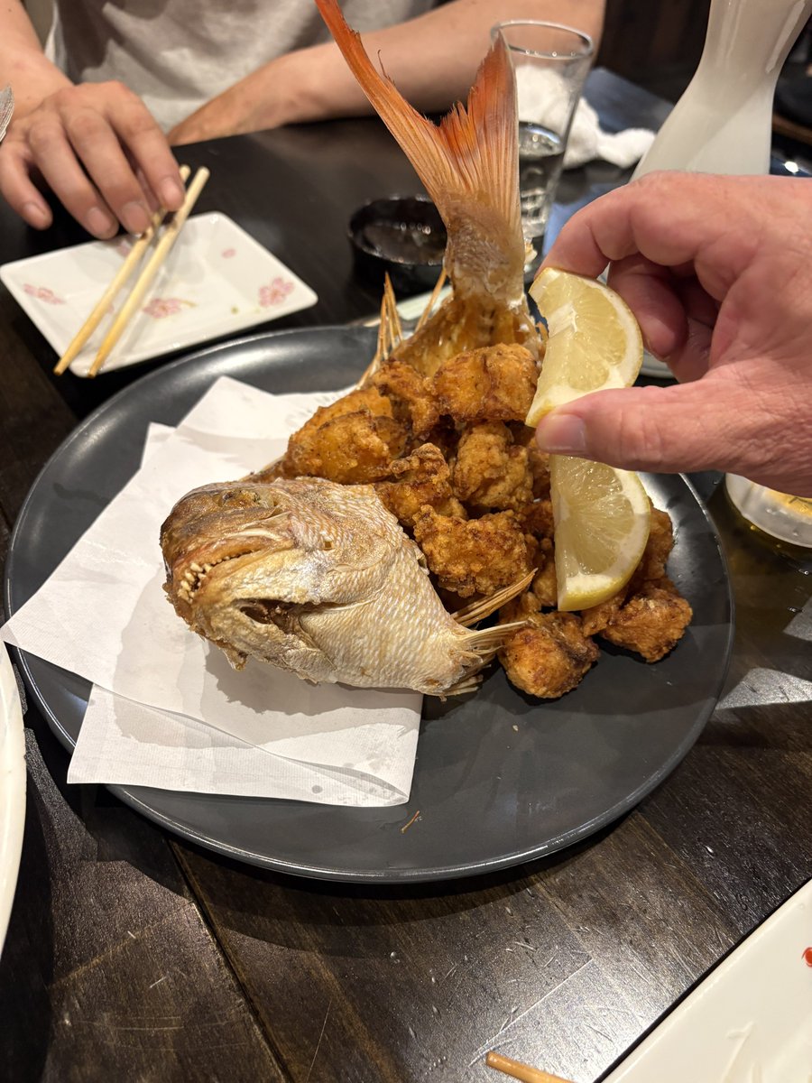 MAZIN_0120's tweet photo. 今日釣った魚を居酒屋に持ち込んで
料理作ってもらったンゴ
ワイのホウボウがアクアパッツァになりました。(めっちゃ美味い) https://t.co/f8BuoZZksf
