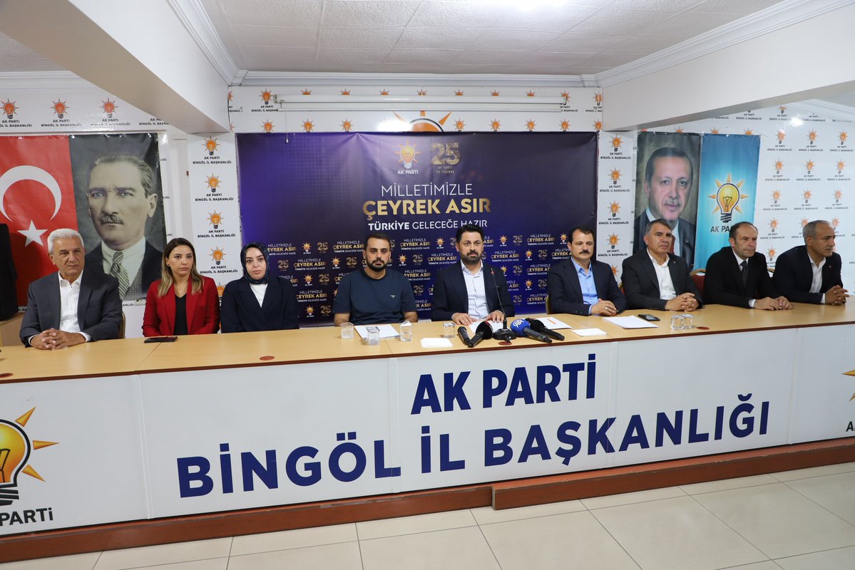 EnessAslan_'s tweet photo. 📍 AK Parti İl Başkanlığımız

AK Parti’mizin kuruluşunun 25. yıl dönümü dolayısıyla İl Başkanımız Av. Yılmaz Seven tarafından basın açıklaması gerçekleştirildi.

14 Ağustos 2001’de “Türkiye’de artık hiçbir şey eskisi gibi olmayacak” diyerek çıktığımız kutlu yürüyüşün 25. yıl dönümünü teşkilat mensuplarımızla birlikte coşku ve heyecan içerisinde idrak ettik.

Cumhurbaşkanımız ve Genel Başkanımız Sayın Recep Tayyip Erdoğan’ın liderliğinde geçen çeyrek asırda; demokrasiden kalkınmaya, savunma sanayiinden ulaştırmaya, enerjiden teknolojiye kadar her alanda ülkemize büyük eserler ve hizmetler kazandırıldı.

AK Parti’nin 25 yıllık dava yürüyüşünde emeği geçen tüm teşkilat mensuplarımıza teşekkür ediyor, birlik ve beraberlik içerisinde Türkiye Yüzyılı hedeflerimize emin adımlarla yürümeye devam ediyoruz.@yilmaz_seven @masifegundogdu @makifgunerigok @BuralSeyma @NihatDogu12 @ZiyaAtas12 @HikmetOzuag @MSaitKolak @coskunguven12 
#AKParti25Yaşında 🇹🇷 #TürkiyeYüzyılı