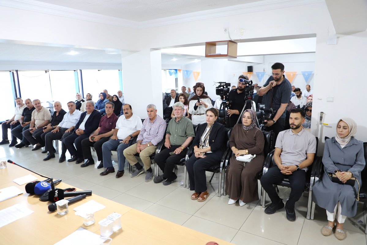 EnessAslan_'s tweet photo. 📍 AK Parti İl Başkanlığımız

AK Parti’mizin kuruluşunun 25. yıl dönümü dolayısıyla İl Başkanımız Av. Yılmaz Seven tarafından basın açıklaması gerçekleştirildi.

14 Ağustos 2001’de “Türkiye’de artık hiçbir şey eskisi gibi olmayacak” diyerek çıktığımız kutlu yürüyüşün 25. yıl dönümünü teşkilat mensuplarımızla birlikte coşku ve heyecan içerisinde idrak ettik.

Cumhurbaşkanımız ve Genel Başkanımız Sayın Recep Tayyip Erdoğan’ın liderliğinde geçen çeyrek asırda; demokrasiden kalkınmaya, savunma sanayiinden ulaştırmaya, enerjiden teknolojiye kadar her alanda ülkemize büyük eserler ve hizmetler kazandırıldı.

AK Parti’nin 25 yıllık dava yürüyüşünde emeği geçen tüm teşkilat mensuplarımıza teşekkür ediyor, birlik ve beraberlik içerisinde Türkiye Yüzyılı hedeflerimize emin adımlarla yürümeye devam ediyoruz.@yilmaz_seven @masifegundogdu @makifgunerigok @BuralSeyma @NihatDogu12 @ZiyaAtas12 @HikmetOzuag @MSaitKolak @coskunguven12 
#AKParti25Yaşında 🇹🇷 #TürkiyeYüzyılı