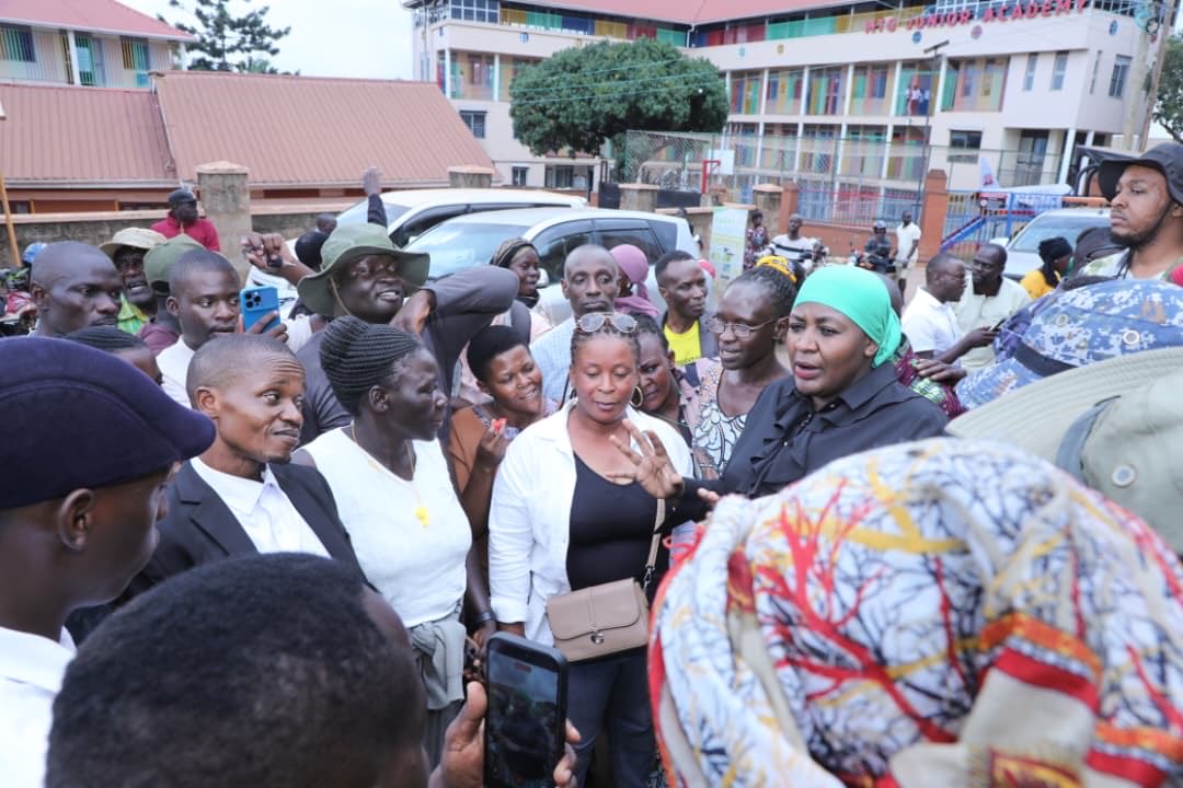 HawahMedia's tweet photo. ONC Manager Hajjat Namyalo @ChiefMuzzukulu monitored the ongoing LC2 elections at MTG Gogonya 2 Polling Station in Nsambya, observing voting and tallying while engaging voters and election officials.

Lubowa Fred was declared winner of LC2 Central Parish with 149 votes. https://t.co/oyoYALwhdB