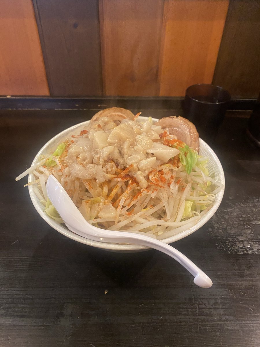 prius9151's tweet photo. 〝豚そばRED〟栗原で唯一の二郎系。
中盛、大盛りのみ無料でヤサイ、アブラマシは別料金🙄
麺は二郎系特有のオーション麺でなく思ってたような二郎系とはまた違うような。

でも美味しかった。

#麺やなのほ https://t.co/Skh0ZIhzhh