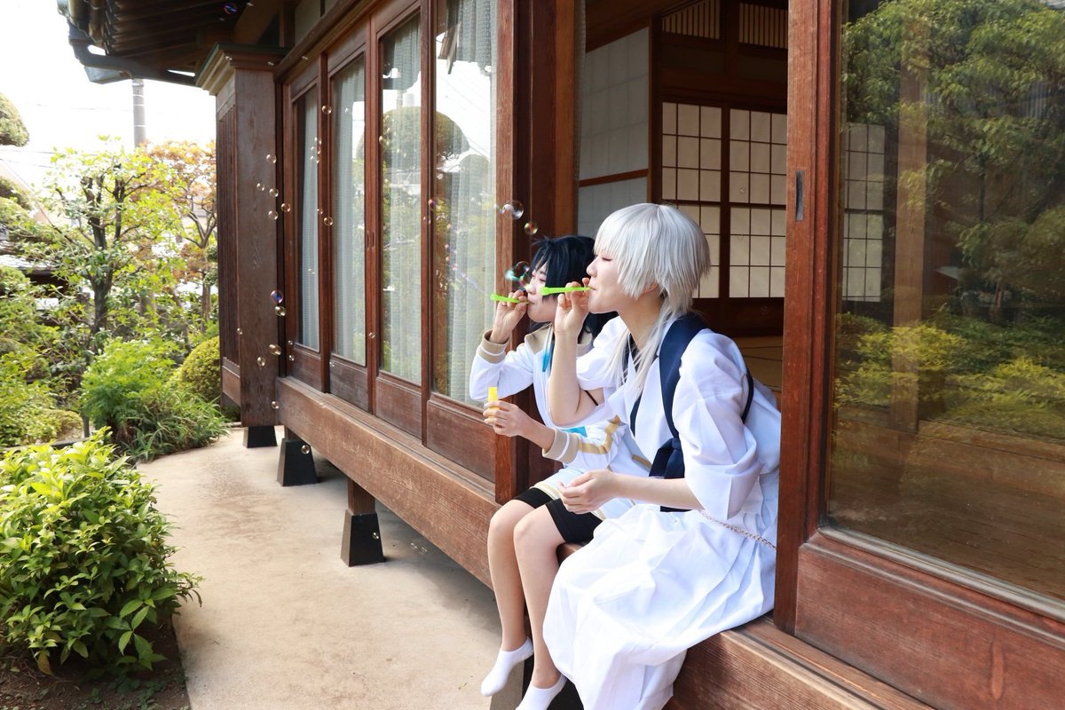yaya_rii's tweet photo. #0725刀剣男士白飯会

【cosplay／69番　太鼓鐘貞宗】
【cosplay／130番  鶴丸国永】→manami様（@yoz_gth ）

鶴さんと縁側で遊んだぜ！
現世で見つけたんだ！
ふーーってやったらいっぱい飛んだ！◌𓈒𓐍 https://t.co/K1uWcyXOqD