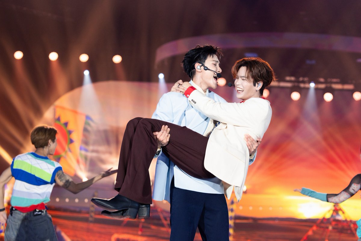 ThaiTicketMajor's tweet photo. "ขอบคุณที่ยังอยู่กับพวกเราในช่วงเวลา" ประมวลภาพ “จูเนียร์-มาร์ค” จัดเต็มโชว์ครบรสในคอนเสิร์ตครั้งใหญ่ “JUNIOR MARK SunnyMoon CONCERT” 💛💙

🔴นับว่าเป็นทริป SunnyMoon ที่เต็มไปด้วยความทรงจำแห่งความสุขสมการรอคอย สำหรับงานคอนเสิร์ตครั้งยิ่งใหญ่ “JUNIOR MARK SunnyMoon CONCERT” จาก “GMMTV” คอนเทนต์โพรไวเดอร์ชั้นนำของเมืองไทย ที่มัดรวมทุกโมเมนต์ฮันนีมูนแสนหวาน เฉลิมฉลองความรักของแฟนๆ ที่มีให้กับสองหนุ่มฮอต “จูเนียร์ ปณชัย ศรีอาริยะรุ่งเรือง” และ “มาร์ค จิรันธนิน ตรัยรัตนยนต์” ซึ่งแฟนๆ ให้การตอบรับแบบถล่มทลาย สร้างปรากฎการณ์ Sold Out ภายในเวลาอันรวดเร็วทั้ง 3 วัน 3 รอบการแสดง โดยทั้งคู่ได้จัดเต็มโชว์สุดพิเศษหลากหลายรสชาติ ท่ามกลางโปรดักชั่นเวที แสง สี เสียง ตระการตาระดับเวิลด์คลาส มอบเป็นของขวัญแทนคำขอบคุณให้แฟนๆ ได้ฮ็อบกันยกฮอลล์ พร้อมกับแฟนๆ ทั่วโลกที่รับชมแบบเรียลไทม์ผ่าน Live Streaming ทาง “TTM LIVE” ที่สามารถรองรับผู้ชมได้ครอบคลุมทั่วโลก

🔴ได้บันทึกโมเมนต์สุดประทับใจครั้งนี้ไปด้วยกันร่วมกับ “JUMMO” (จัมโม่) GMMTV Fandom Characters มาสคอตสุดคิ้วท์หลานของแกรนนี่ทุกๆ คน และแขกรับเชิญคนสำคัญสุดปังอย่าง “เลโอ โซสเซย์, อั๋น ณภัทร พัชรชวลิต, ปูน มิตรภักดี, เซฟ ไซสวัสดิ์, เอมี่ ทสร กลิ่นเนียม, บอนนี่ ภัทราภัสร์ โบรัชตะสุวรรณ์, ป่าน ปทิตตา พรจำเริญรัตน์, ฟ้อนด์ ณัฐทิชา จันทรวารีเลขา, เปรม วรุศ ชวลิตรุจิวงษ์, นานิ หิรัญกฤษฎิ์ ช่างคำ, เต ตะวัน วิหครัตน์, ฟิล์ม รชานันท์ มหาวรรณ์” ผนึกกำลังใส่เต็ม ทั้งร้อง เล่นดนตรี และใส่สเต็ปแดนซ์กระจาย จนกราฟความสุขพุ่งปรี๊ดสนั่นโซเชียลดัน #JuniorMarkConcertD1 ขึ้นเทรนด์ X “อันดับ 1” THAILAND, DOMINICAN REPUBLIC, INDONESIA, MALAYSIA, MYANMAR, SINGAPORE รวมถึงพื้นที่อื่นๆ ทั่วโลก และสร้างความทรงจำดีๆ ผ่าน #JuniorMarkConcertD2 ขึ้น “อันดับ 1” บน X THAILAND, AUSTRIA, DOMINICAN REPUBLIC, INDONESIA รวมไปถึงพื้นที่อื่นๆ ทั่วโลก และ #JuniorMarkConcertD3 ทะยานขึ้นเทรนด์ X “อันดับ 1” WORLDWIDE, THAILAND, AUSTRIA, DOMINICAN REPUBLIC, INDONESIA, MYANMAR, PHILIPPINES, SINGAPORE, VIETNAM และอีกหลายอันดับในหลายพื้นที่ทั่วโลก เมื่อวันที่ 7-8-9 สิงหาคม 2569 ที่ผ่านมา ณ BITEC LIVE

🔴สามารถรับชมการแสดงย้อนหลัง “JUNIOR MARK SunnyMoon CONCERT” ได้ตั้งแต่วันเสาร์ที่ 22 สิงหาคม 2569 เวลา 10:00 น. (GMT+7) - 28 สิงหาคม 2569 เวลา 23:59 น. (GMT+7) สามารถรับชมการแสดงย้อนหลังได้ 330 นาที ต่อ 1 รหัสการรับชม และติดตามรายละเอียดเพิ่มเติมได้ที่ https://t.co/ACZ9ahejW3 หรือ Facebook / Instagram / X  / TikTok / YouTube / Weibo: GMMTV

📸ชมภาพในเว็บไซต์ :
https://t.co/ZRZpYZDkZ3

#JuniorMarkConcert #JuniorMark #junniorrs #markjrtn #Thaiticketmajor