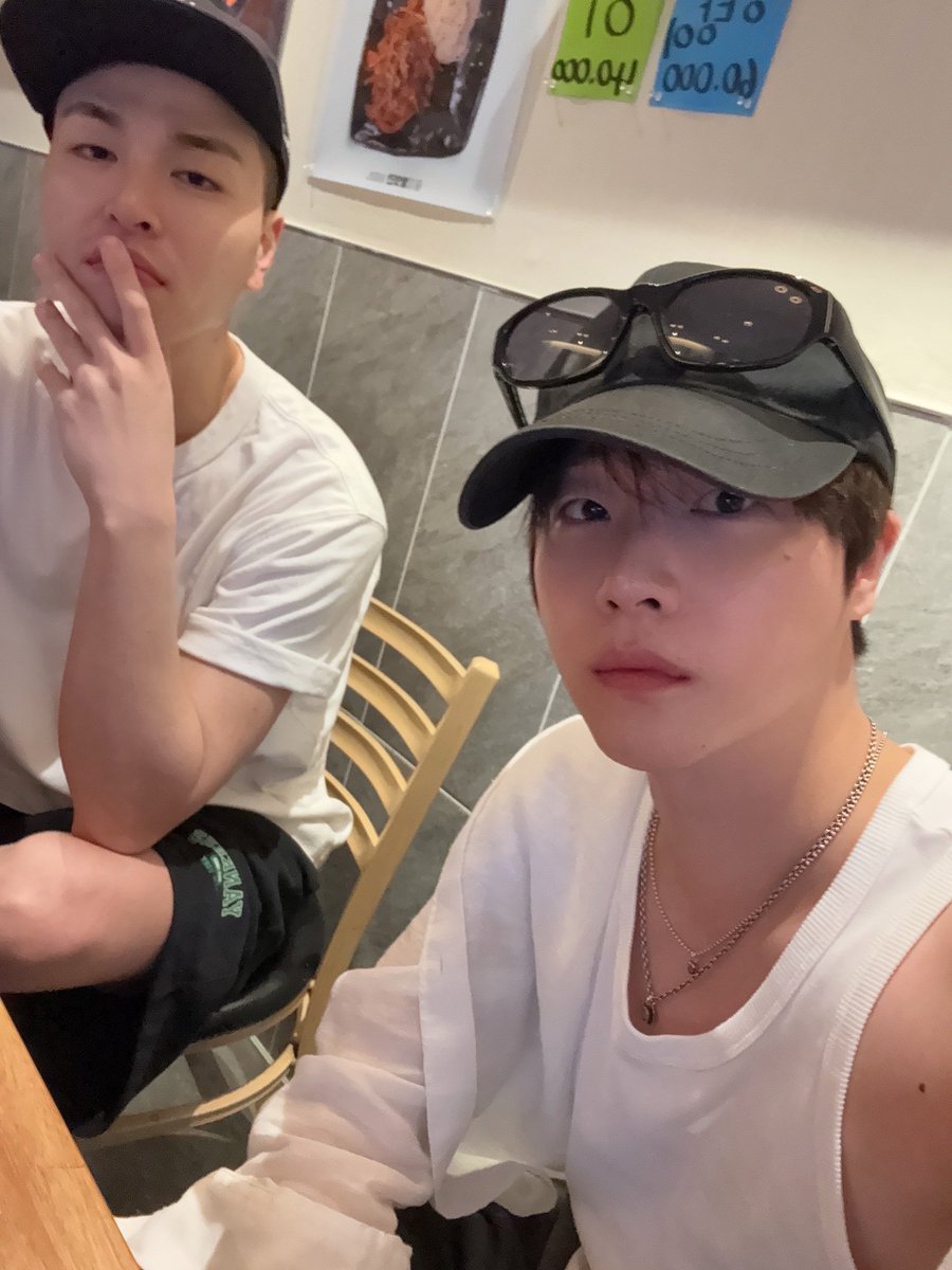 capital_J2794's tweet photo. 260810 JunHwan 🫡

@iKON_gnani_____ #iKON #아이콘 #JUNHOE
#JAY #JINHWAN #김진환 #진환 #ジナン https://t.co/b2N2vdCABW