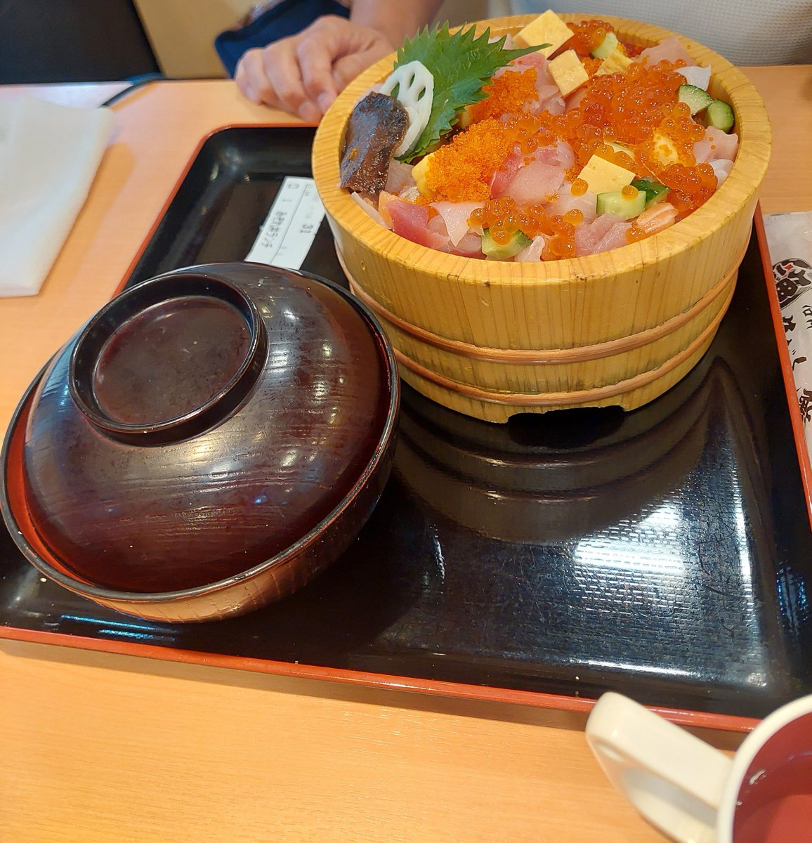 aya01093's tweet photo. 私の連休は息子の遠征と子供たちのプールで終わりました。
気を付けていたつもりだけど、背中の日焼けが痛い→痒いに変化しております。
お寿司おいしかった。
お盆は大体仕事です。
来月に向けて頑張って働く。 https://t.co/XitKYYGLiW