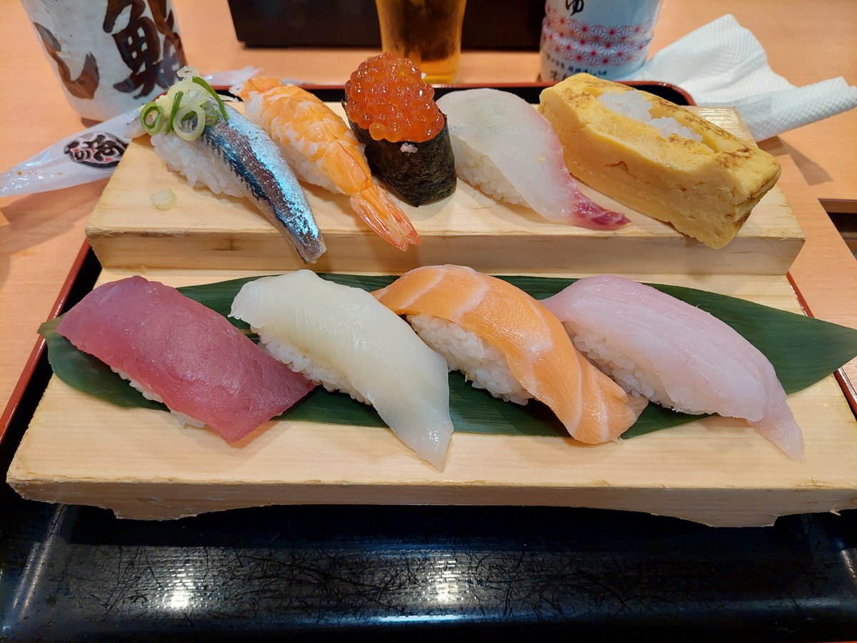 aya01093's tweet photo. 私の連休は息子の遠征と子供たちのプールで終わりました。
気を付けていたつもりだけど、背中の日焼けが痛い→痒いに変化しております。
お寿司おいしかった。
お盆は大体仕事です。
来月に向けて頑張って働く。 https://t.co/XitKYYGLiW