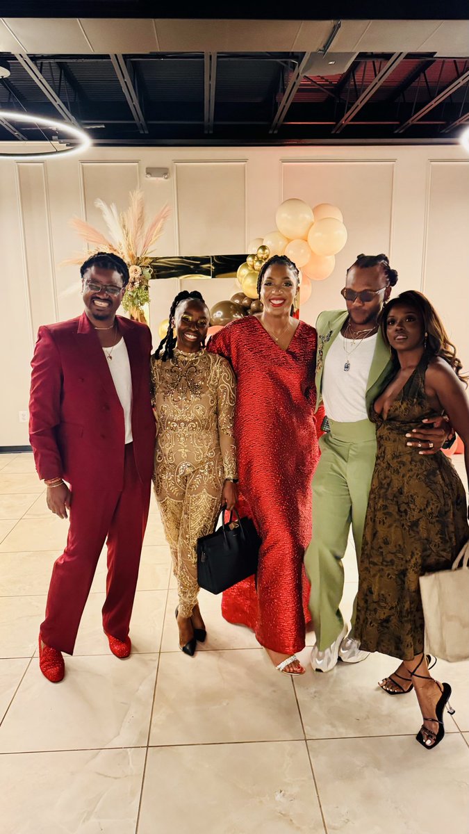 Ifyoraz's tweet photo. @UjuAnya entrance was epic, we met @maxinvariants and her wife and day2 was fun club night, and hubby @imbrightj had a good time with Lady Gypsy while she was performing https://t.co/ElwqdvmNNA