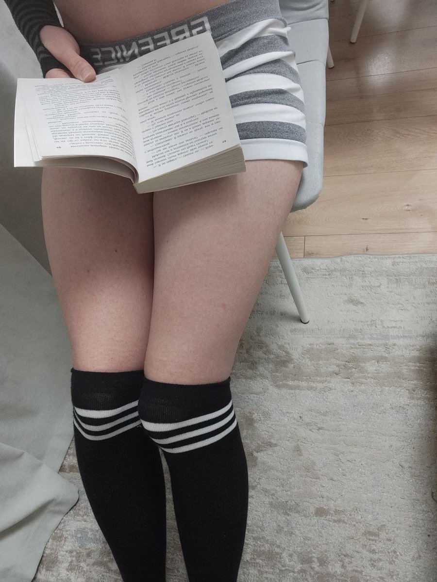NeArtikRX's tweet photo. Читаю интересную книжечку :>
#femboy https://t.co/uJcXRwTC8B
