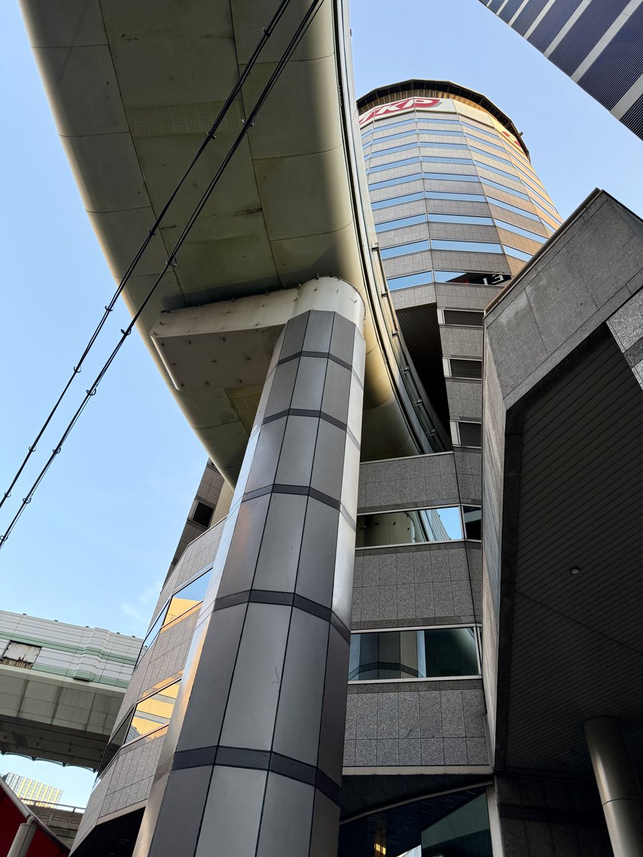 nepio100's tweet photo. ビルに飲み込まれる高速道路を下から見上げてみよう

(法律を一部改正までして通したらしいよ) https://t.co/3uvy2m10nI