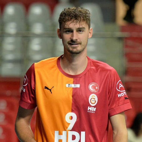 Temmzvolley's tweet photo. 🇹🇷Efe Mandıracı: "🇫🇷Patry ile konuştum, ailesinden dolayı bu numarayı giydiğini söyledi. Ben de ona, hani ailenin her şey olduğunu söyledim. 

Bir rica ettim, hatta Boğaz'da bir yemek ısmarlayayım sana dedim. Ama vermek istemedi. 

Ben de madem bir tane dokuz alamıyorum, iki tane dokuz alayım dedim, 99'a aldım."