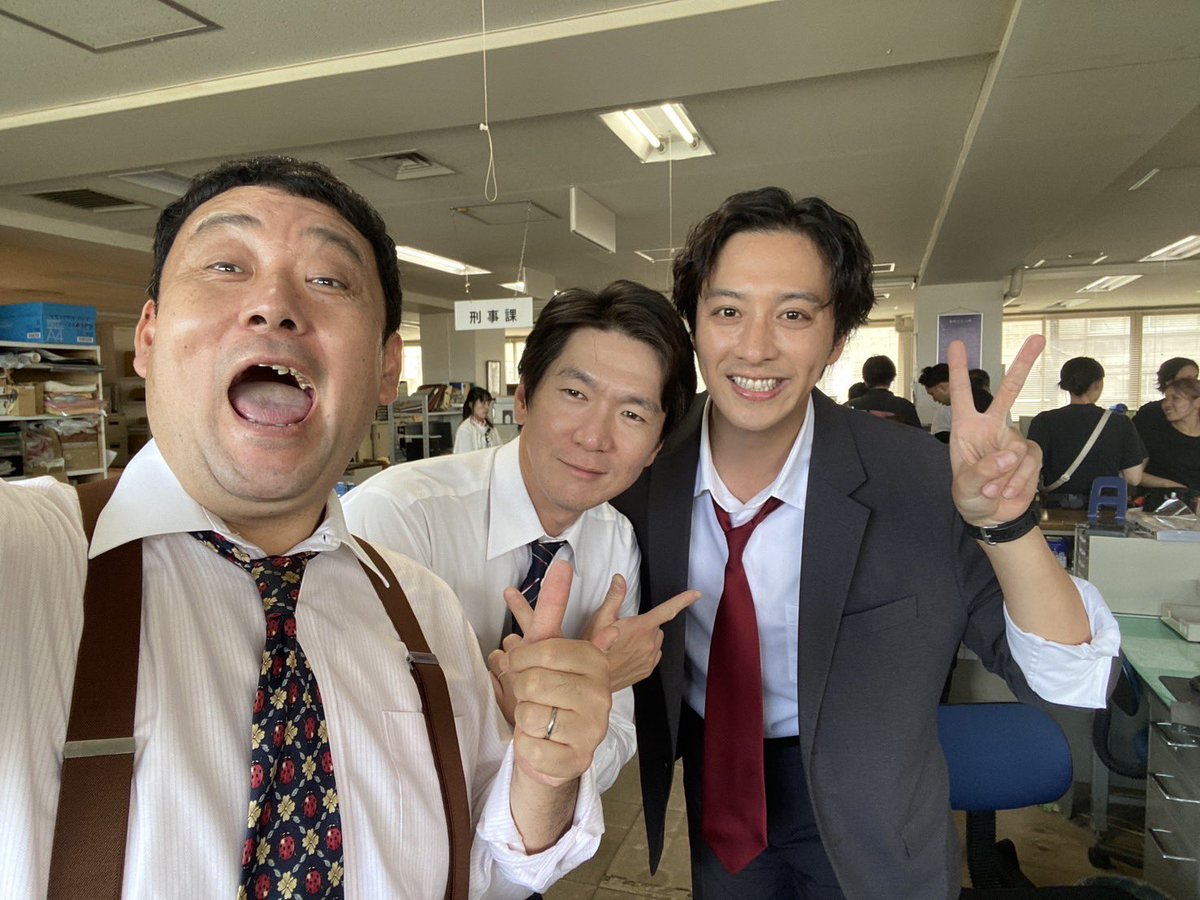 shu_wa1026's tweet photo. みなさま3話もありがとうございました🦸‍♂️
こんな課です✌️

#キスは捜査のあとで
第3話 TVer見逃し配信スタート

愛され人情派刑事と毒舌エリート後輩
取調室のキスから走りだす
ノンストップ・ラブコメ

＃３　好きだと気付いて
🔗https://t.co/SfnBM7E8Ye…

#キスあと https://t.co/7nQTlLM6Zp