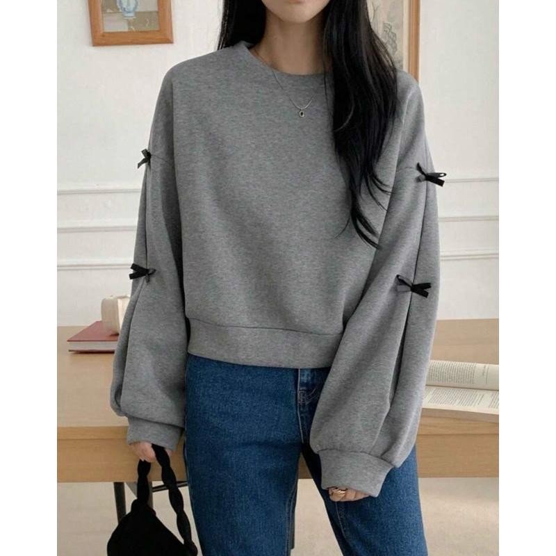janninex_'s tweet photo. Girls, ini sweater Korea yang simple tapi gemes banget! 😭🩶 Jacinta Sweater punya detail pita di lengan yang bikin basic outfit langsung naik level. Ada 5 warna juga! Dipadu jeans atau rok? Auto Korean girl vibes. 🇰🇷✨

ceknya di sini: https://t.co/HAwaqWA0Qc https://t.co/bM8UOqtOrd