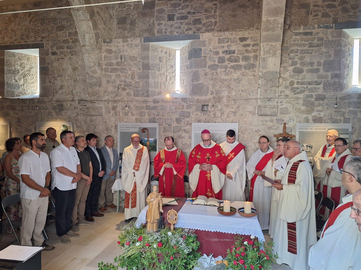 DiputacioGirona's tweet photo. 📍 El monestir de Sant Llorenç de Sous acull la celebració de la festivitat de #SantLlorenç amb una missa oficiada pel bisbe de Girona, @fraoctavi. 

🤝Hi ha participat el president de la #DdGi, Miquel Noguer. 

👀👉 https://t.co/qv2VeWgihU https://t.co/j8pD2Ekmrl