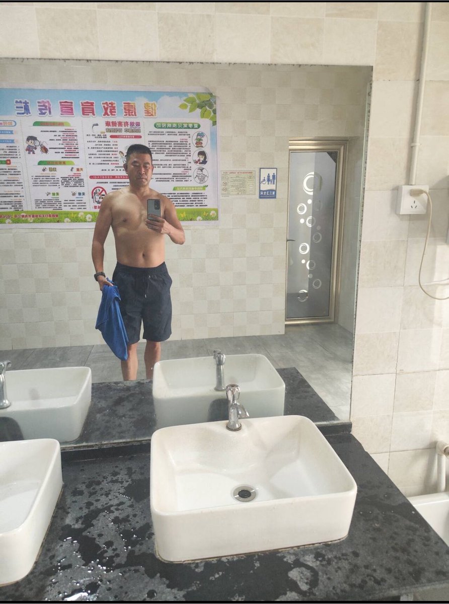 Kylechandler88's tweet photo. 抖音直男中年肌肉大叔 https://t.co/BKWIaTutn2