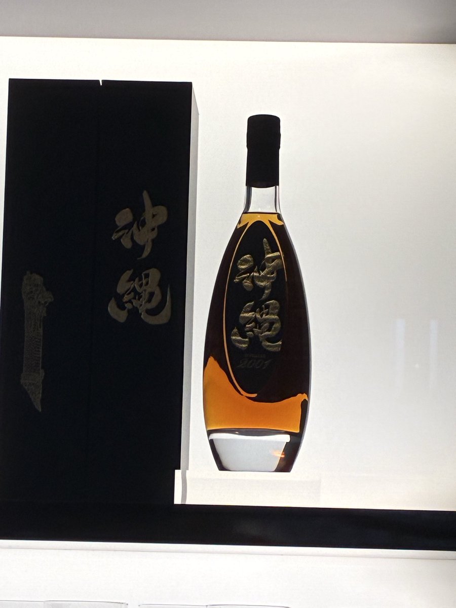 setuna198405's tweet photo. 今日は出張で沖縄来てます！
このお酒、凄い！美味しい！話しかけて貰えたら1杯ご馳走するか、手持ちのエースコミパラプレゼントします！
#久米仙
#沖縄
#バー https://t.co/26o3yYVbZZ