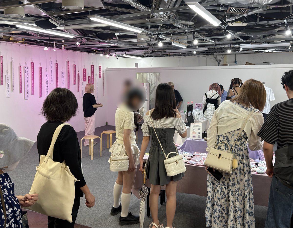 samezame_tweet's tweet photo. さめざめPOPUP2026FUKUOKAも無事に終了したこと改めて感謝いたします🎀

大阪のPOPUPよりも二倍の広さで、時間も二時間長くやりましたが、最初から最後までずーっと沢山のさめ姫ズちゃんたちが遊びに来てくれました✨

福岡に来てくれてありがとうってみんなが言ってくれた💖
グッズも売り切れアイテムが続出しました！！

あたしがさめざめを始めたとき、恋する女の子たちに聴いてほしかったから、それが実現してる今が本当に幸せだよ૮₍⸝⸝⸝ᵒ̴̶̷ ᵕ ก̀⸝⸝⸝ ྀི₎���

これからも沢山さめざめの曲聴いて、なまで歌も聴きに来てね。

#さめざめPOPUP2026FUKUOKA