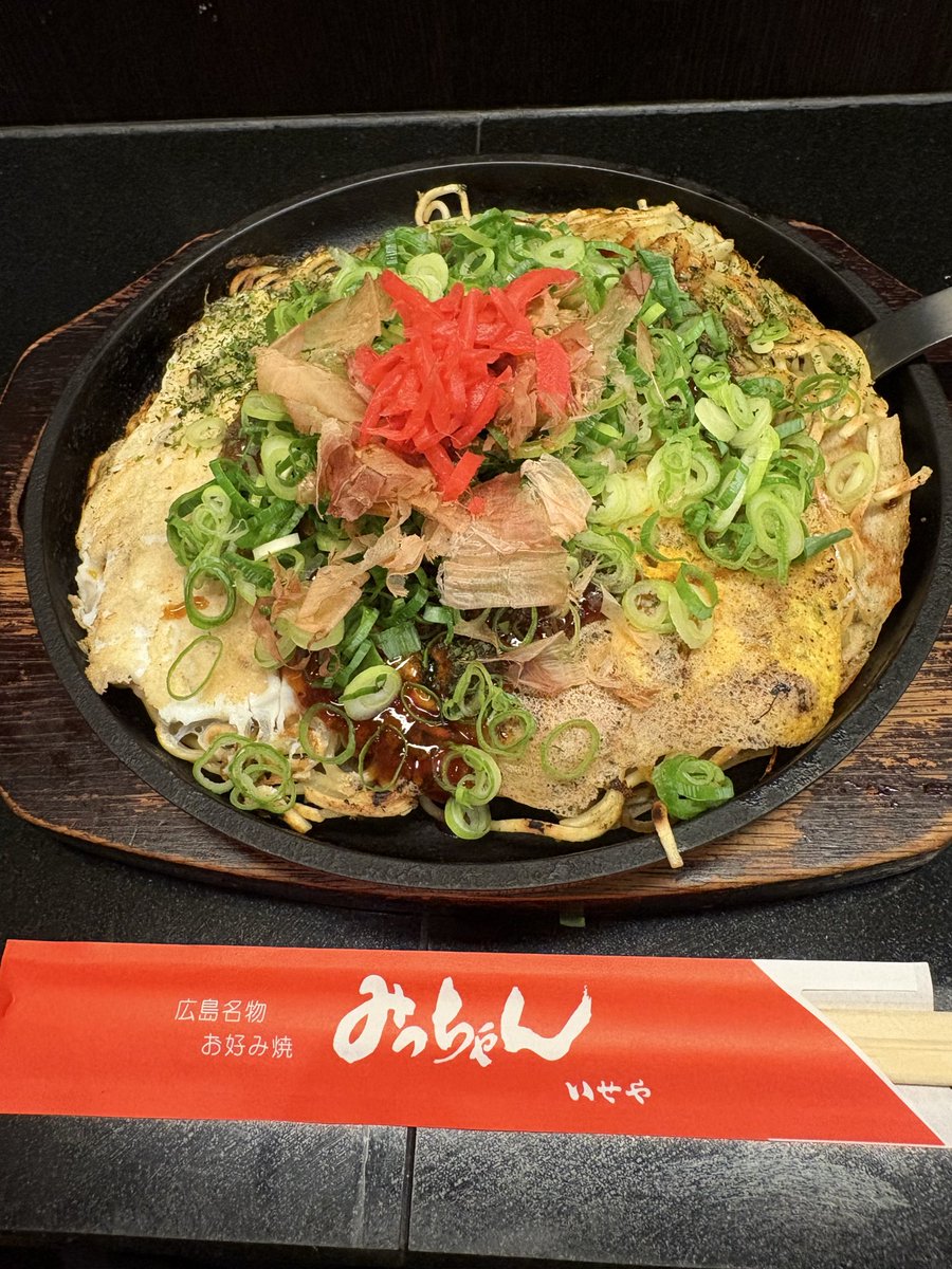 Z9kCr's tweet photo. このお好み焼き1650円。お手軽に食べられんねぇ。
#広島風お好み焼き
#広島市内
#みっちゃん https://t.co/GnRr9cS8Rr
