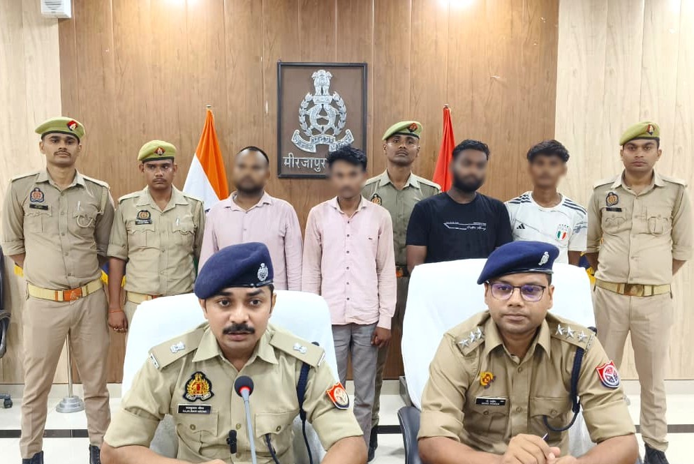 mirzapurpolice's tweet photo. मीरजापुर पुलिस टीम द्वारा आमजन को प्रलोभन देकर अवैध रुप से खाता खोलवाकर लाखों की ऑनलाइन ठगी करने वाले गैंग के 04 शातिर अभियुक्त गिरफ्तार, ऑनलाइन ठगी की घटना में प्रयुक्त लैपटाप, मोबाइल फोन, चेक बुक, वोटर आईडी, एटीएम कार्ड, पासबुक, आधार कार्ड, पैन कार्ड सहित चार पहिया वाहन बरामद — https://t.co/VKseNNGrVF