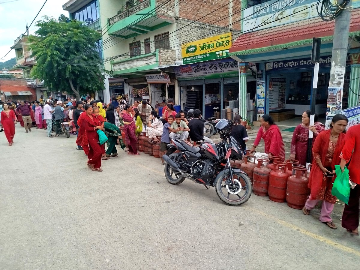 ekantipur_com's tweet photo. सल्यानको श्रीनगर बजारमा खाना पकाउने एलपी ग्यास लिन रित्ता सिलिन्डर लिएर सोमबार लाइनमा बसेका स्थानीय । तस्बिर : विप्लव महर्जन/ कान्तिपुर https://t.co/wmHO7LvWTg